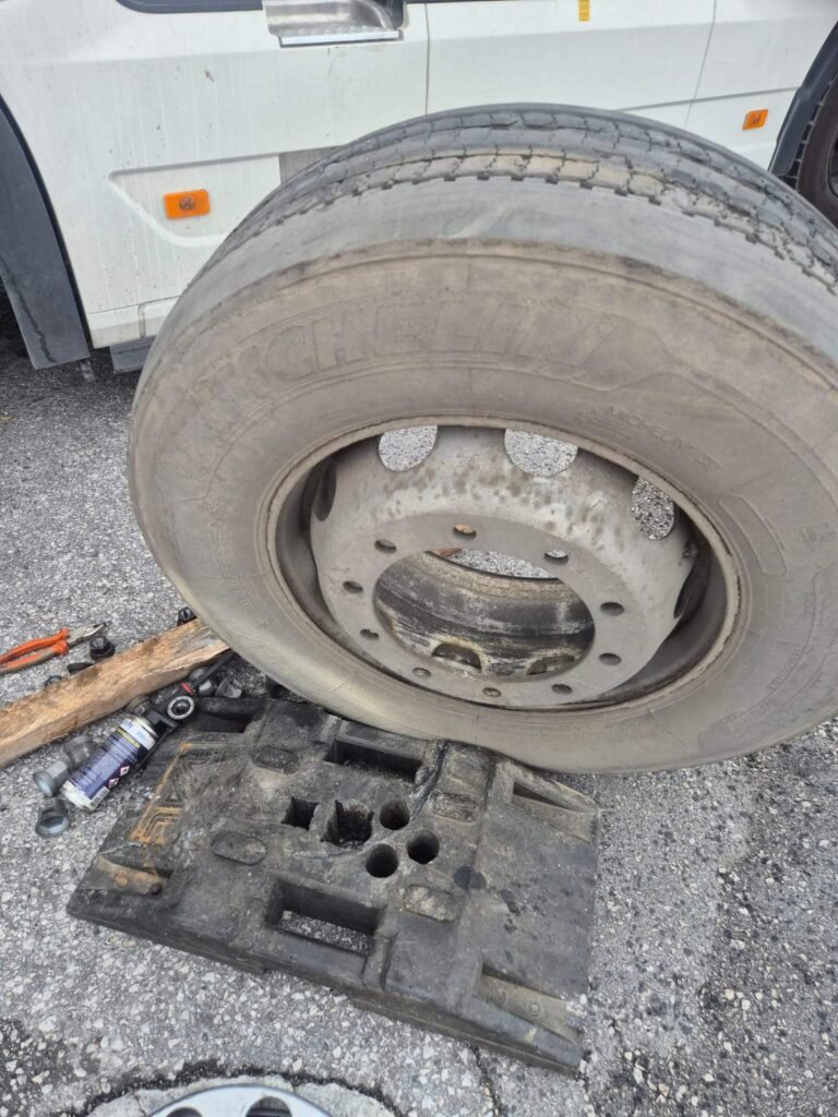 Смяна на гума на камион на магистрала във Франция